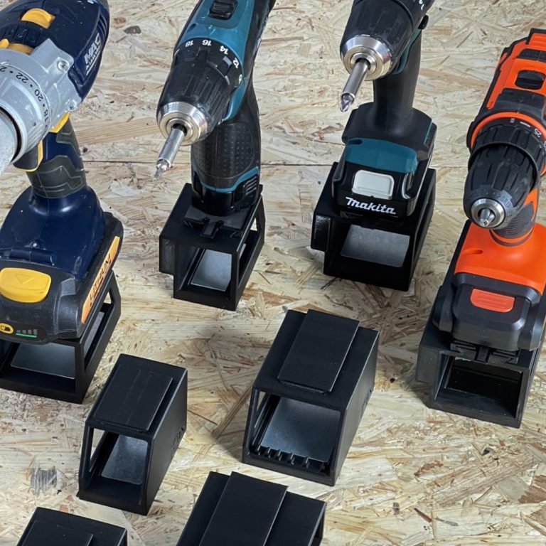 4 unterschieldiche Akkuschrauber mit je einem srufix Derot